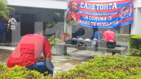 Video| Con un ataúd azul y rojo, así despidieron los hinchas del DIM a ‘Caretorta’ Video| Con un ataúd azul y rojo, así despidieron los hinchas del DIM a ‘Caretorta’