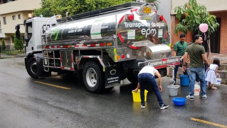EPM trabaja para reparar daño y poner el agua en La Estrella, Itagüi y San Antonio de Prado carrotanque-epm-agua-acueducto-agua