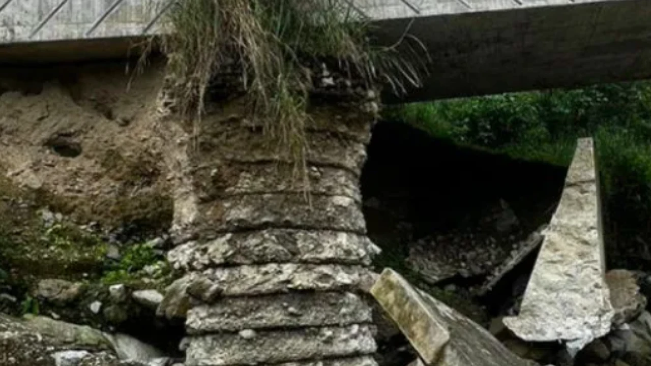¡Qué peligro! El Puente Las Zapatas en Cocorná se está deteriorando por la creciente del río El puente Las Zapatas en Cocorná está siendo afectado por creciente del río