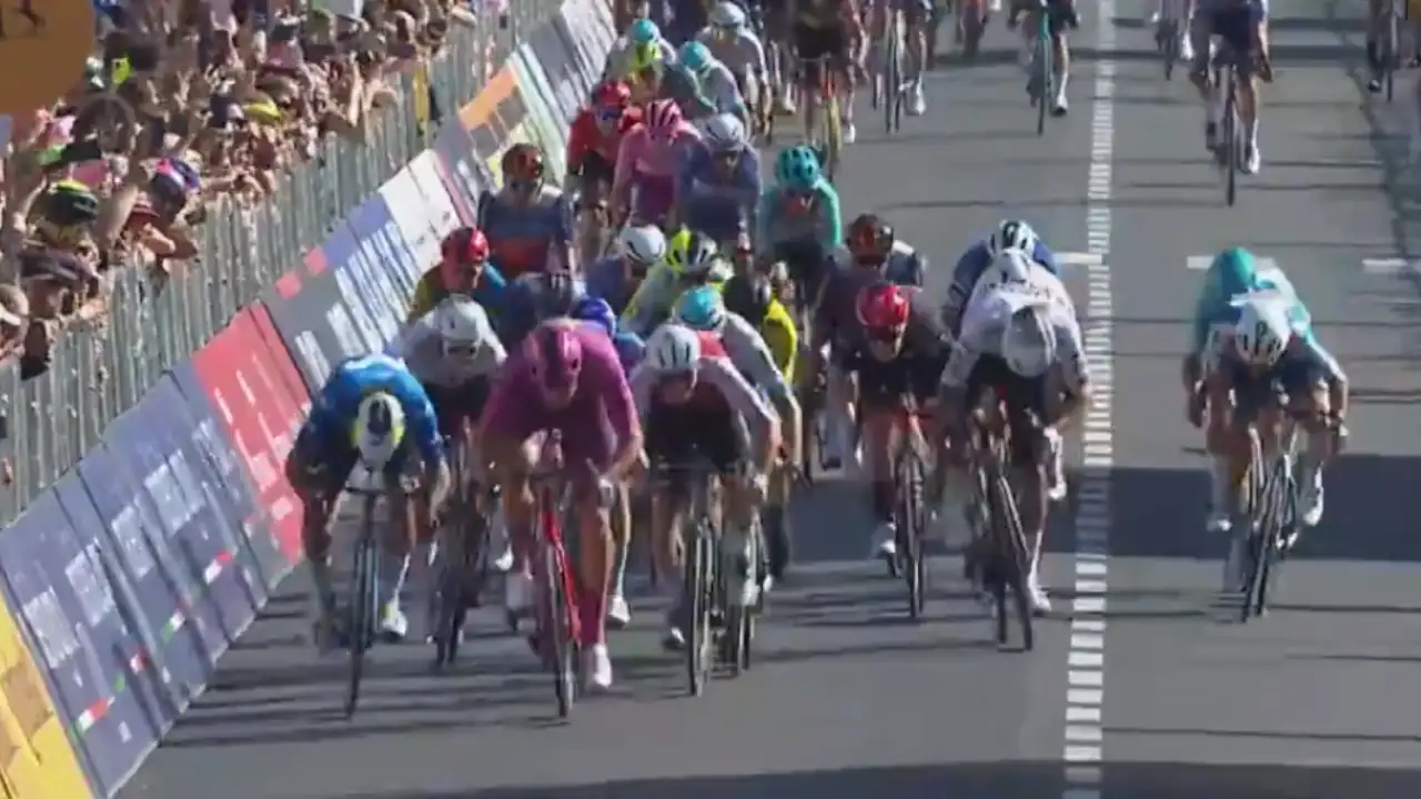 A Fernando Gaviria le faltó poco para quedarse con la etapa 13 del Giro de Italia giro