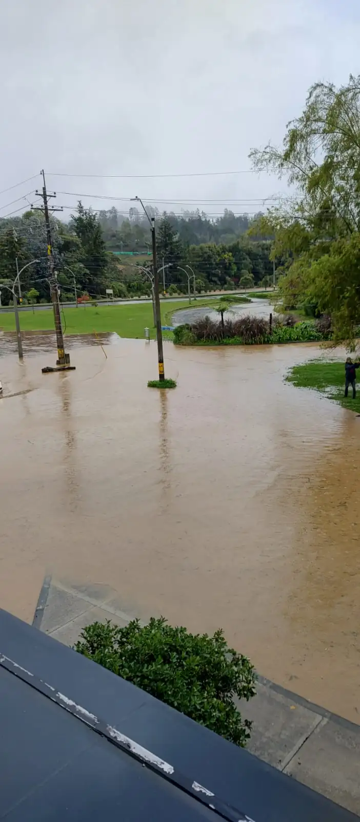 Quebrada se desborda y causa inundaciones en El Retiro, Antioquia