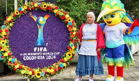 ‘Kinti’, la mascota del Mundial Sub-20 Femenino, anda de paseo por las calles de Medellín