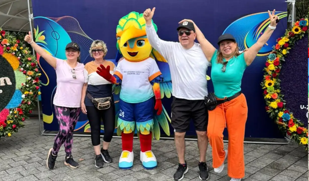 ‘Kinti’, la mascota del Mundial Sub-20 Femenino, anda de paseo por las calles de Medellín