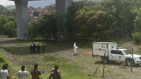 Video| Rescatan cuerpo sin vida que estaba flotando en el río Medellín cerca al Puente de la Madre Laura