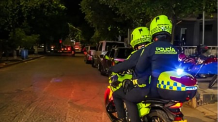 policia-patrulleros-laureles-captura-extranjero