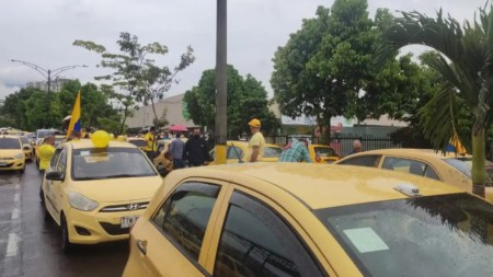 Vandalismo y bloqueos durante la protesta de taxistas en Medellín