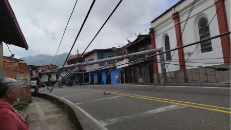 Cierre total de la vía en Versalles por caída de poste de energía