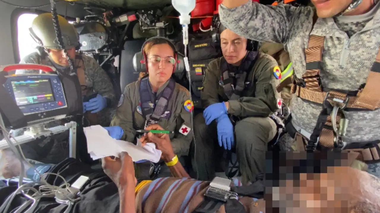 Adulto-mayor-auxiliado-por-hombres-de-la-Fuerza-Aerea-escribe-versiculo-biblico-en-pleno-vuelo