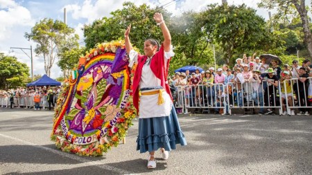 ¡Medellín brilla en Bélgica! María Carolina Atehortúa, ganadora del Desfile de Silleteros lleva la magia silletera a Europa