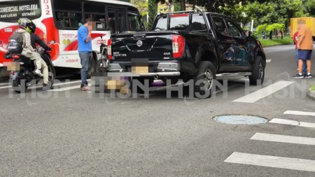Moto-y-carro-particular-chocaron-en-el-barrio-Laureles-de-Medellin