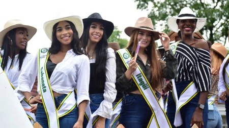 Reinas del Valle de Aburrá deslumbran en las Fiestas del Río Mutatá 2024 Reinas-del-Valle-de-Aburra-deslumbran-en-las-Fiestas-del-Rio-Mutata-2024