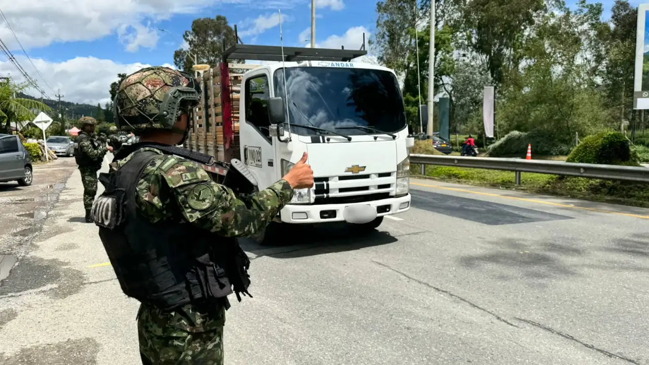 Soldados de la Cuarta Brigada brindan seguridad en las vías de Antioquia durante este puente festivo