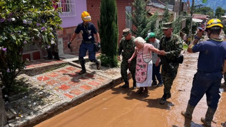 ¡Héroes! Soldados del Ejército Nacional ayudaron a damnificados en Venecia, Antioquia