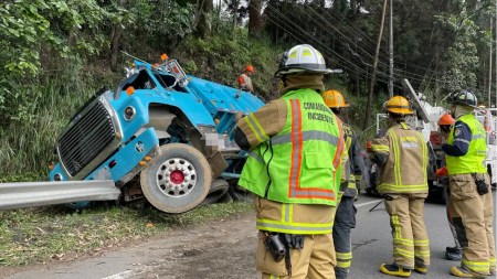 Una-persona-quedo-atrapada-tras-el-volcamiento-de-una-volqueta-en-la-Tablaza