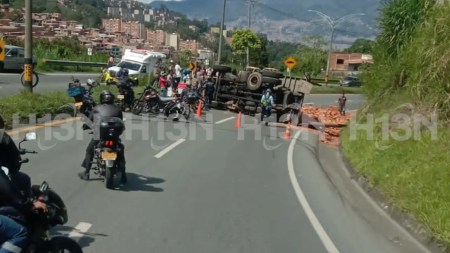 Reportan cierre total en la vía Túnel de Occidente-Medellín por volcamiento de vehículo