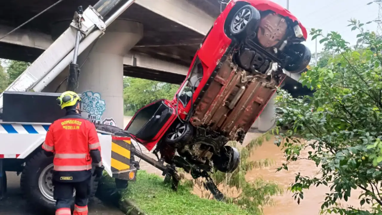 Antes de caer al Río Medellín, este carro embistió a un ciudadano que caminaba por el lugar Carro-cayo-al-Rio-Medellin-con-dos-personas-a-bordo-tras-accidente.