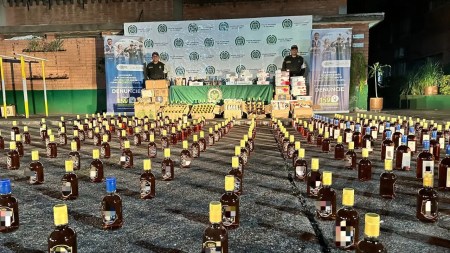-Incautan-miles-de-unidades-de-licor-y-cigarrillos-en-Medellin.