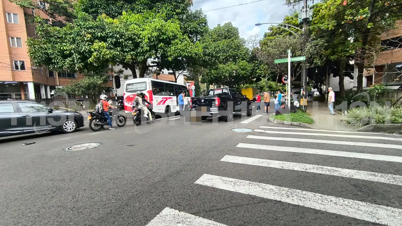 Moto-y-carro-particular-chocaron-en-el-barrio-Laureles-de-Medellin