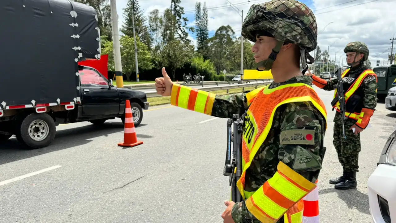 Soldados de la Cuarta Brigada brindan seguridad en las vías de Antioquia durante este puente festivo