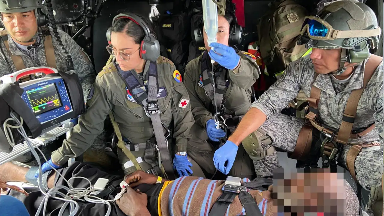 Adulto-mayor-auxiliado-por-hombres-de-la-Fuerza-Aerea-escribe-versiculo-biblico-en-pleno-vuelo