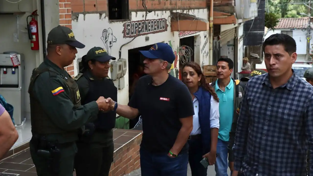 Gobernador-de-Antioquia-estuvo-en-Buritica-tras-el-desbloqueo-de-la-via-