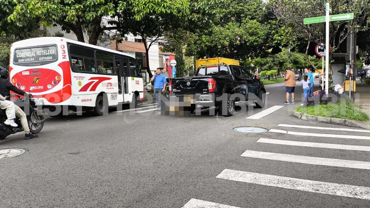 Moto-y-carro-particular-chocaron-en-el-barrio-Laureles-de-Medellin