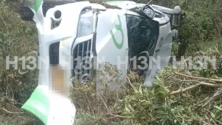 Camioneta de EPM sufre accidente en la vía que va de Medellín a la costa