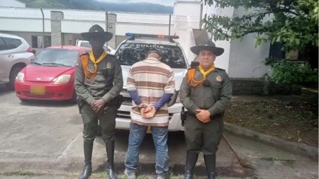 Policías descubren a hombre contaminando el Río Medellín Policías descubren a hombre contaminando el Río Medellín
