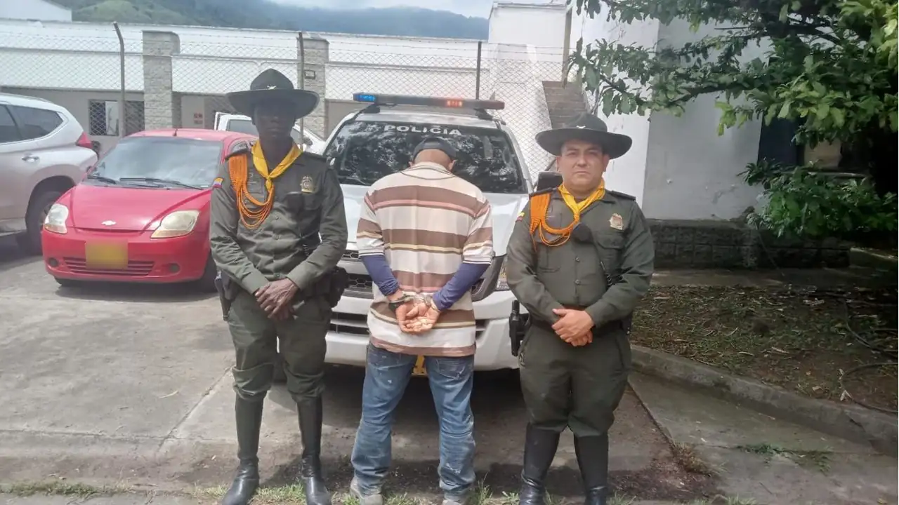 Policías descubren a hombre contaminando el Río Medellín Policías descubren a hombre contaminando el Río Medellín