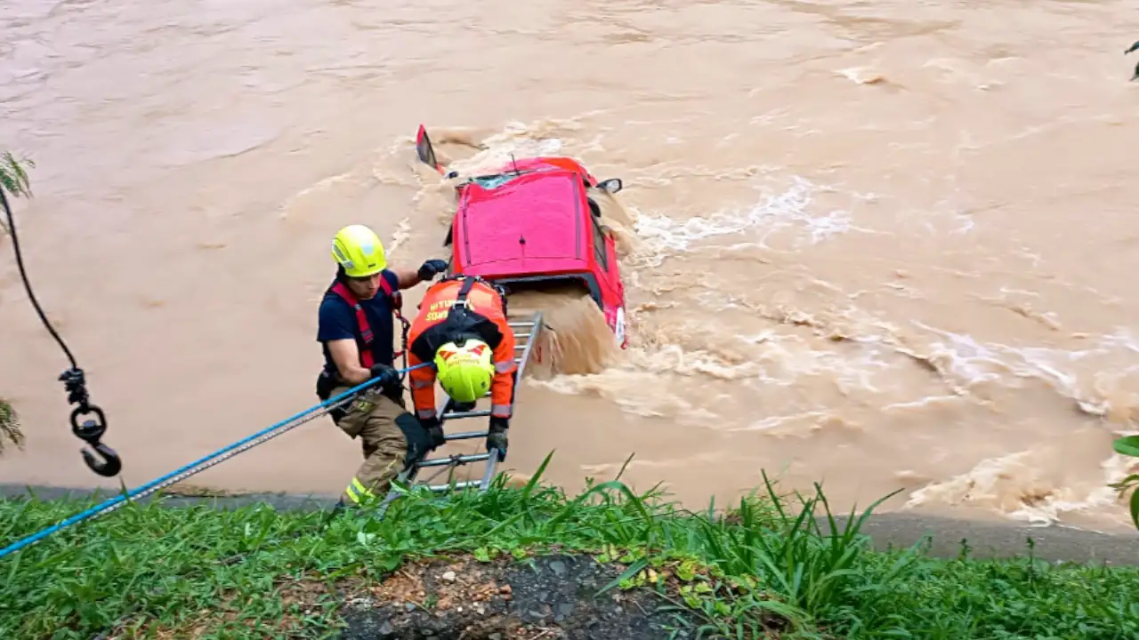 Antes de caer al Río Medellín, este carro embistió a un ciudadano que caminaba por el lugar 1 Carro-cayo-al-Rio-Medellin-con-dos-personas-a-bordo-tras-accidente.