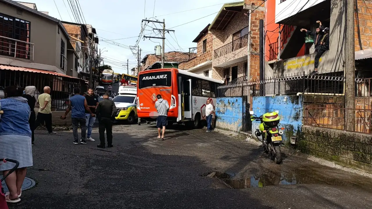 Conductor de bus pierde el control y termina contra una vivienda en Medellín