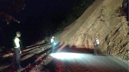 ontinua-el-cierre-total-de-la-via-Bolombolo-Santa-Fe-de-Antioquia