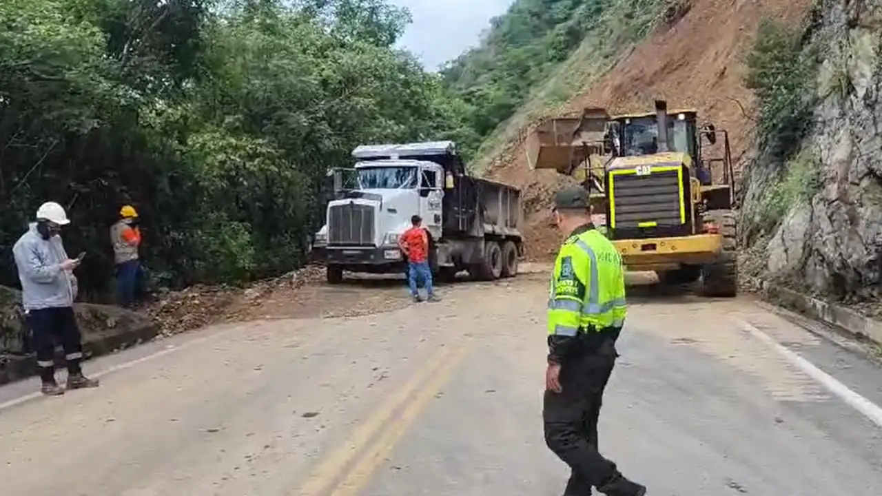 Continua-el-cierre-vial-via-Bolombolo-Santa-Fe-de-Antioquia-tras-el-gigantesco-derrumbe