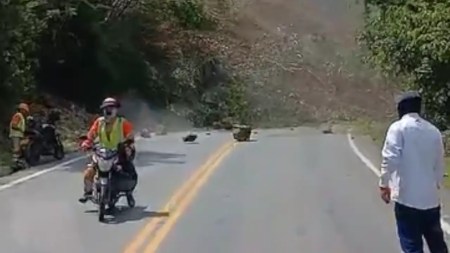 ¡Impresionante! Captado en video el derrumbe que cierra la vía Bolombolo - Santa Fe de Antioquia