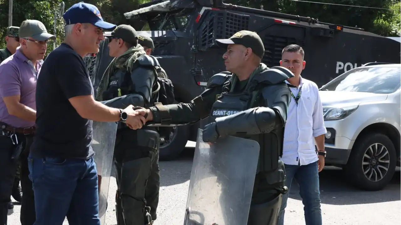 Gobernador-de-Antioquia-estuvo-en-Buritica-tras-el-desbloqueo-de-la-via-