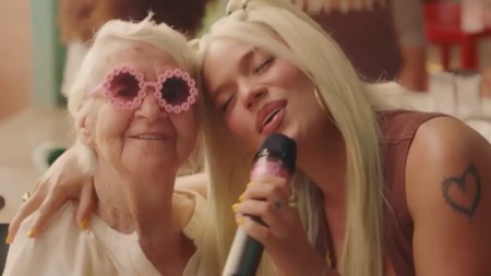 Inesita, la abuelita tiktoker chicaneó el regalo que le dio Karol G
