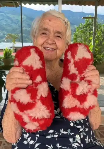 Inesita-la-abuelita-tiktoker-chicaneo-el-regalo-que-le-dio-Karol-G