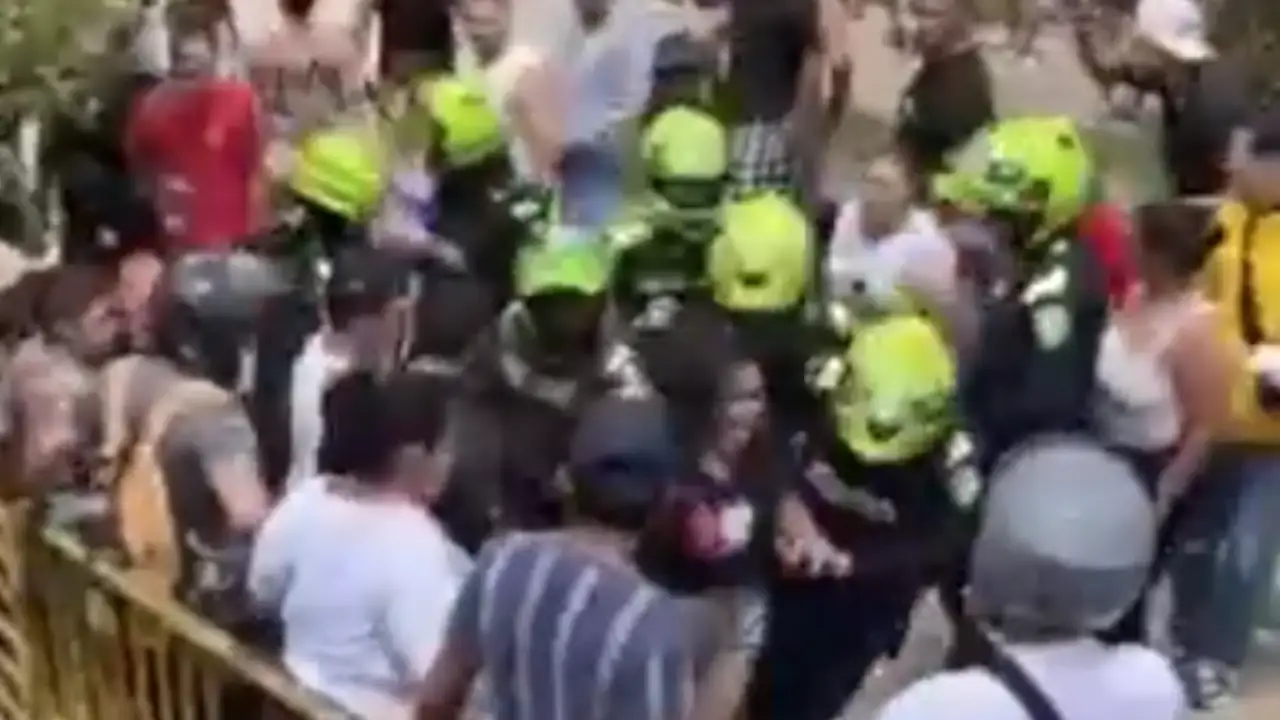 Murió el hombre al que la comunidad golpeó tras señalarlo como presunto abusador de tres menores en Medellín Murió el hombre al que la comunidad golpeó tras señalarlo como presunto abusador de tres menores en Medellín