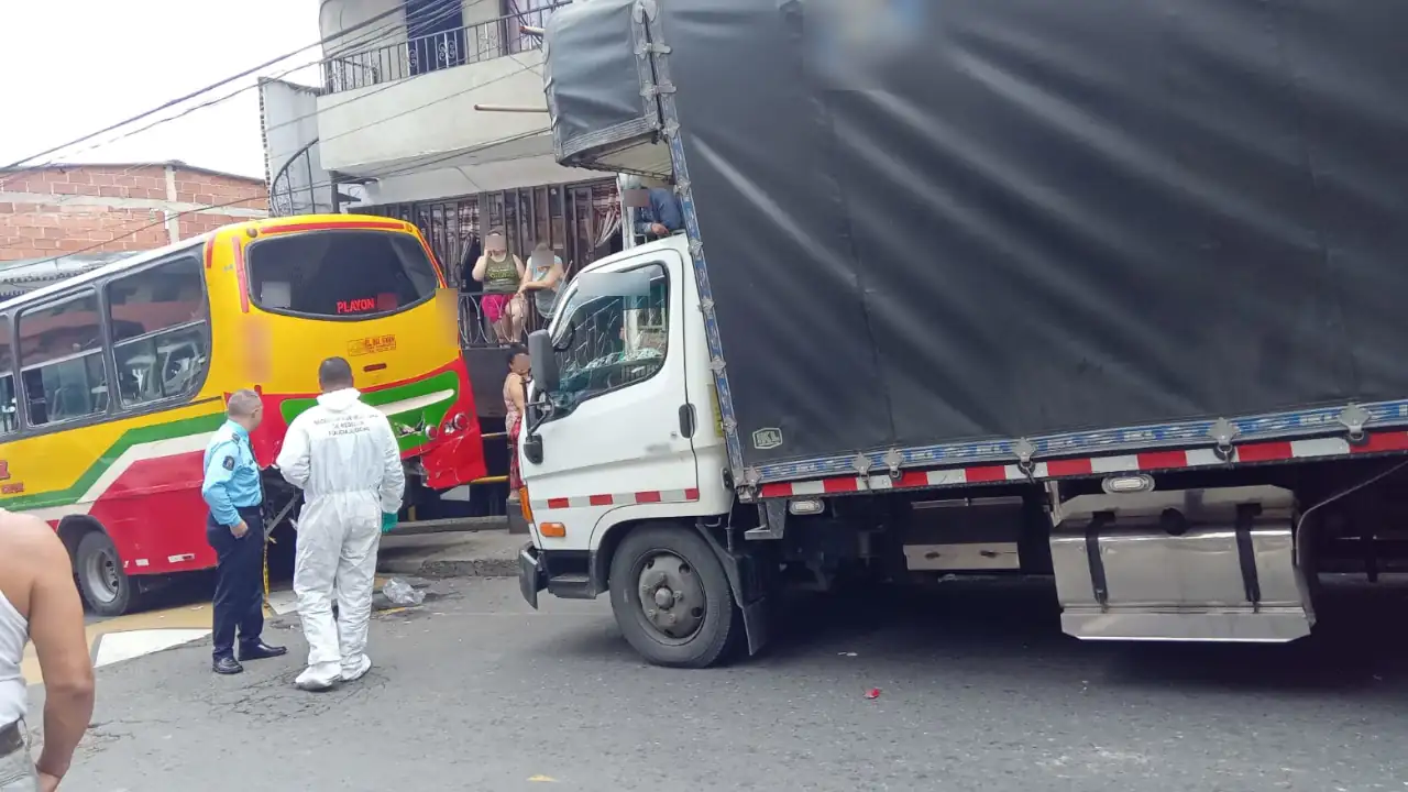 Murió el motociclista que chocó con un bus en El Playón de Medellín