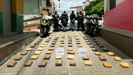 Policia-captura-a-dos-hombres-que-transportaban-un-cargamento-de-marihuana-en-la-via-Medellin-–-Uraba