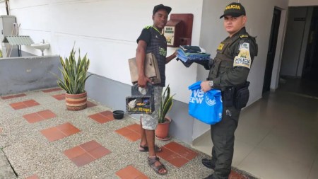 ¡Qué bonito! Policías de Turbo tienen un emotivo detalle con un reconocido embolador de zapatos ¡Qué bonito! Policías de Turbo tienen un emotivo detalle con un reconocido embolador de zapatos