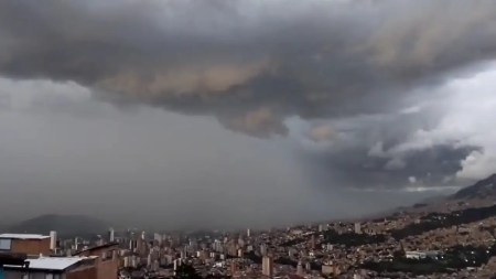 Por aguacero en Medellín, no hay paso en los deprimidos de la Terminal del Norte y la Feria de Ganado Por aguacero en Medellín, no hay paso en los deprimidos de la Terminal del Norte y la Feria de Ganado