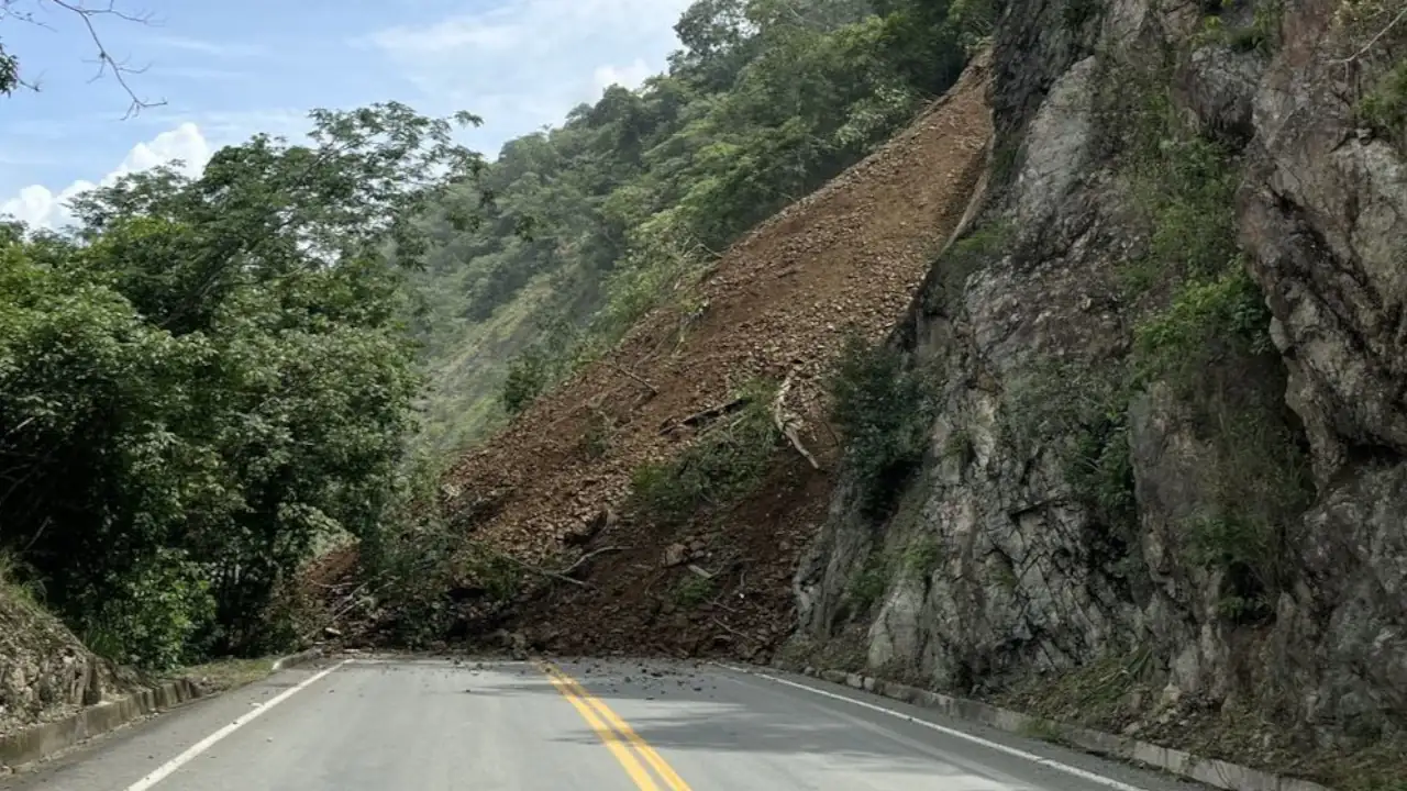Ruta-Bolombolo-Santa-Fe-de-Antioquia-completamente-cerrada-por-deslizamiento
