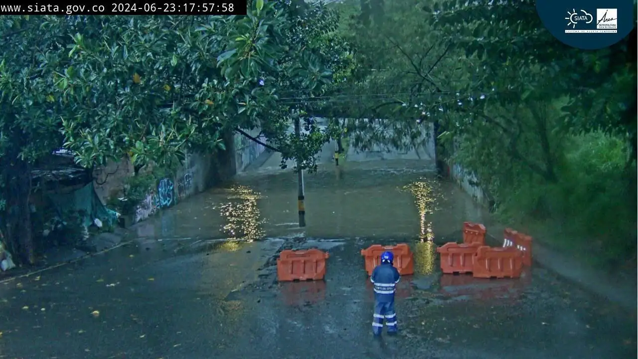 ¡Precaución en Medellín! Se inundó el deprimido de la Feria de Ganado
