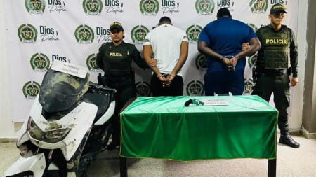 Tras-persecucion-policias-de-Uraba-capturaron-a-dos-hombres-que-tenian-un-arma.