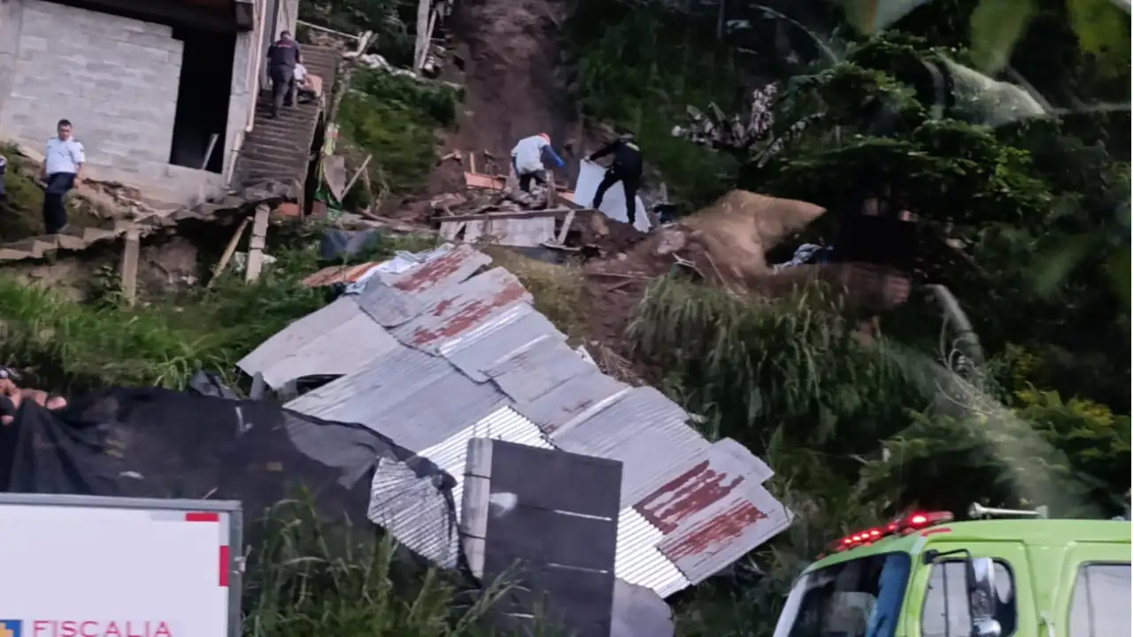 Una mujer murió al quedar sepultada tras un deslizamiento en la comuna 13 de Medellín