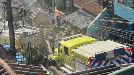 Una-persona-resulto-afectada-tras-un-incendio-en-Santa-Cruz-la-emergencia-fue-controlada-por-Bomberos-Medellin.