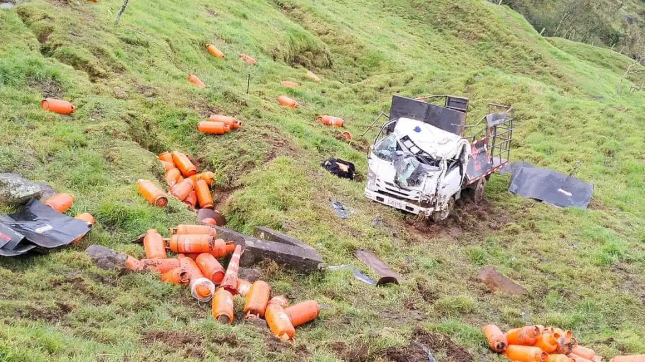Vehículo cargado con pipetas de gas sufre aparatoso accidente. El conductor sobrevive