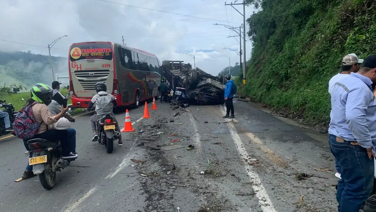 Fotos| Planchón terminó volcado: se registró accidente en la vía Medellín-Santa Fe de Antioquia acciente-transito