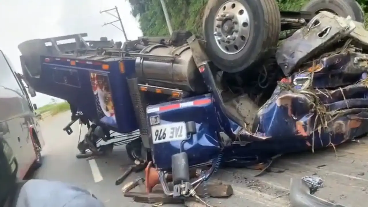 Fotos| Planchón terminó volcado: se registró accidente en la vía Medellín-Santa Fe de Antioquia 1 acciente-transito